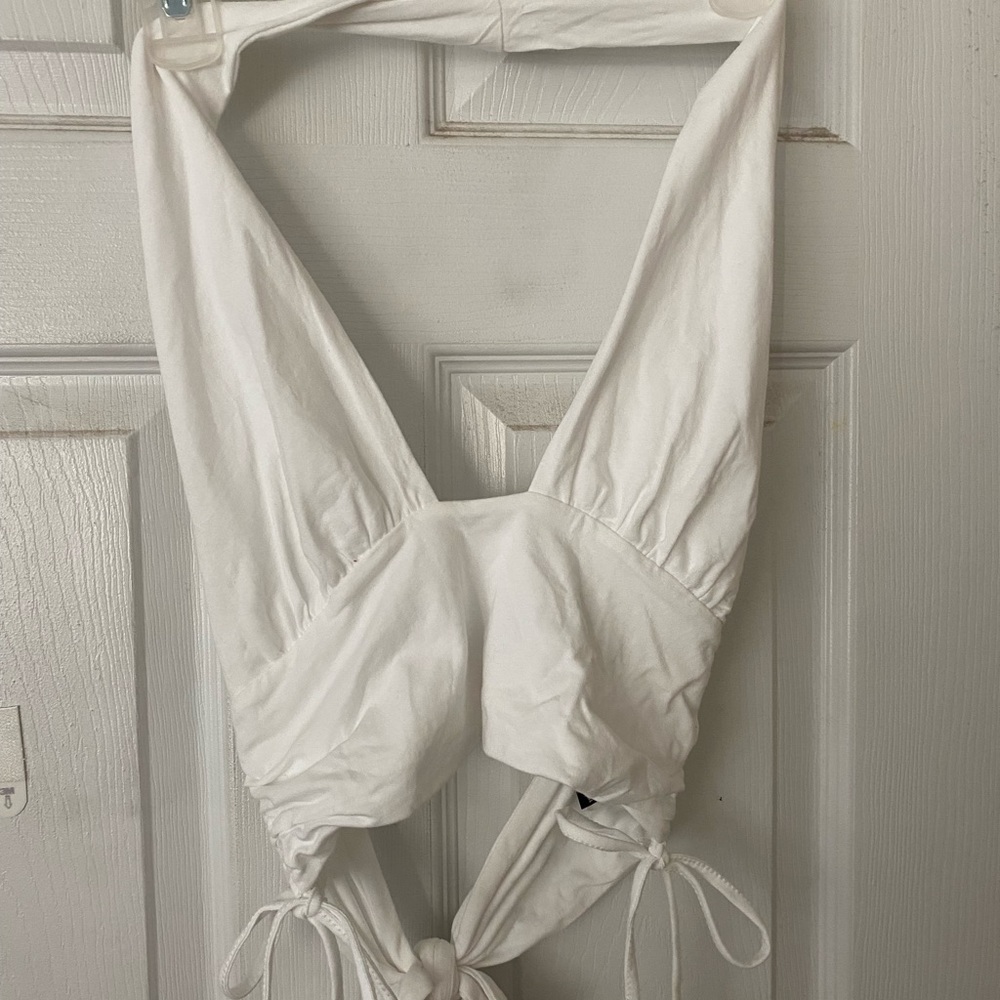 White Cute/Detailed Cropped Halter Top // Condition: very good